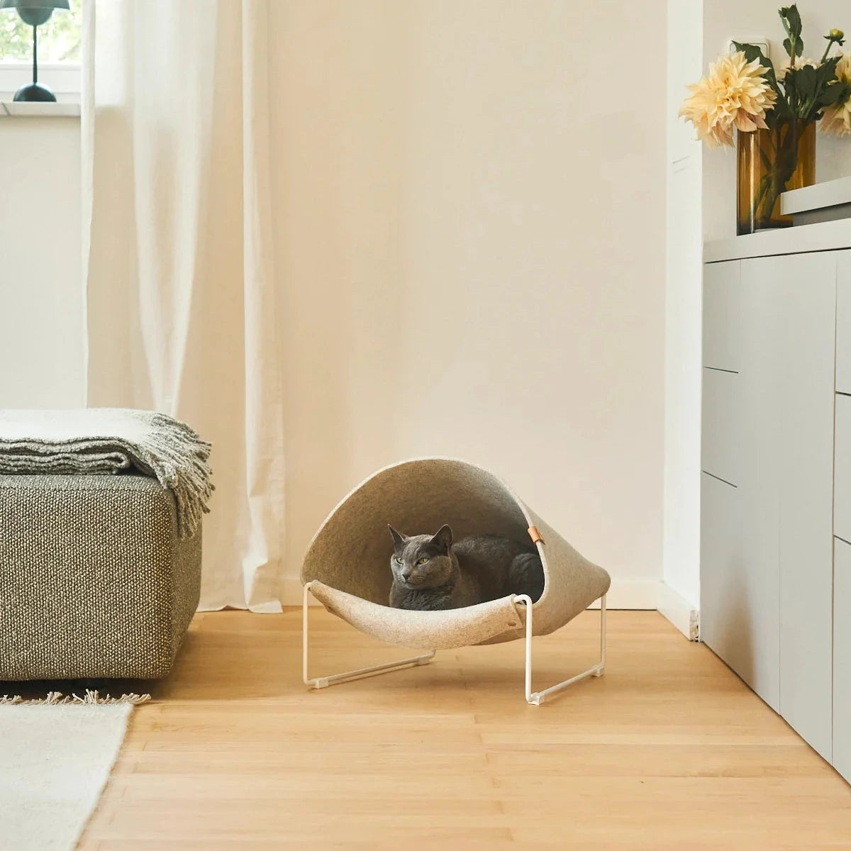 Loggia – Niche design pour chat en feutre et métal élegant