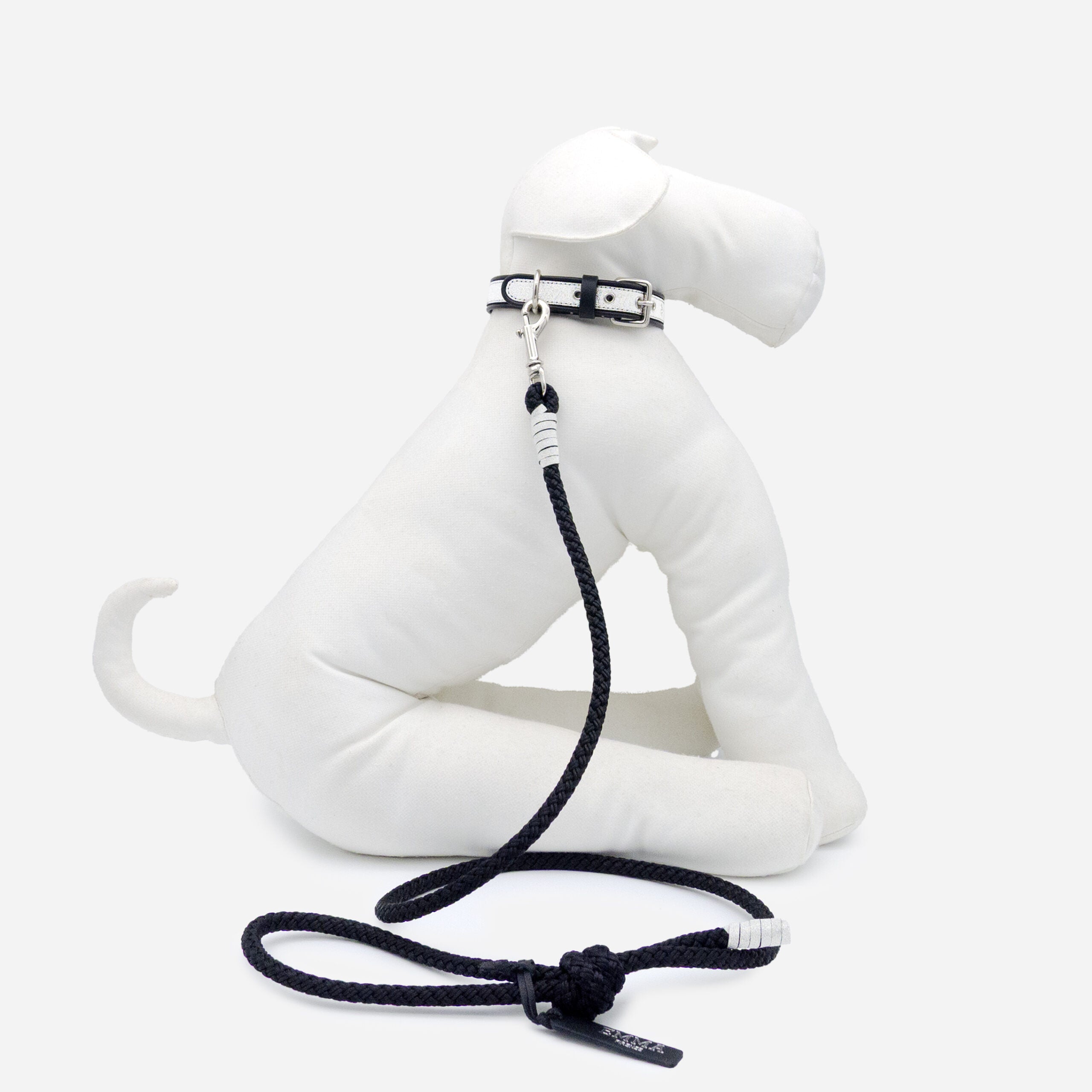 Collier pour chien en cuir pailleté argent fait main, accessoire design et élégant pour chiens, fabrication artisanale italienne.