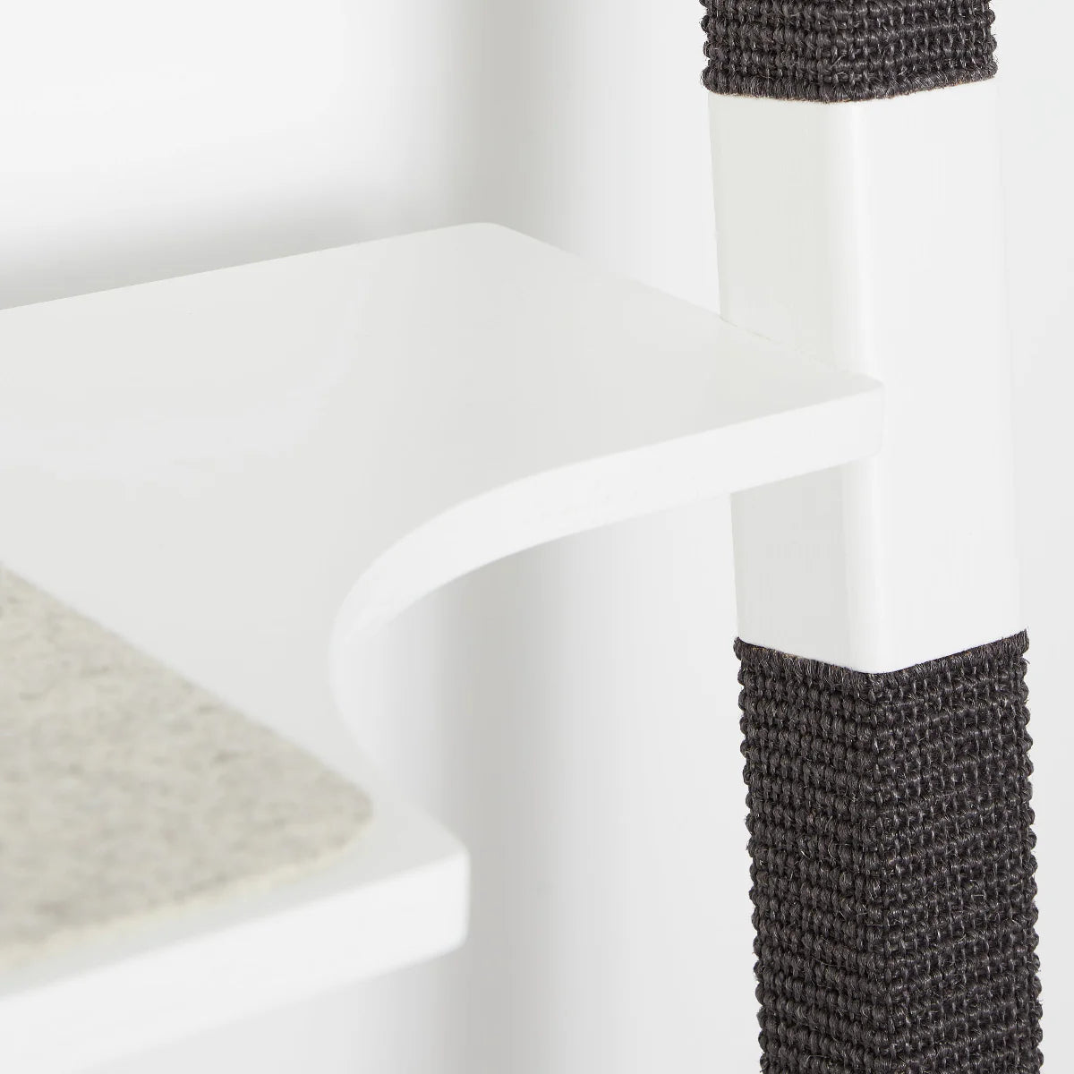 H2 arbre à chat design hêtre massif et sisal naturel – noir