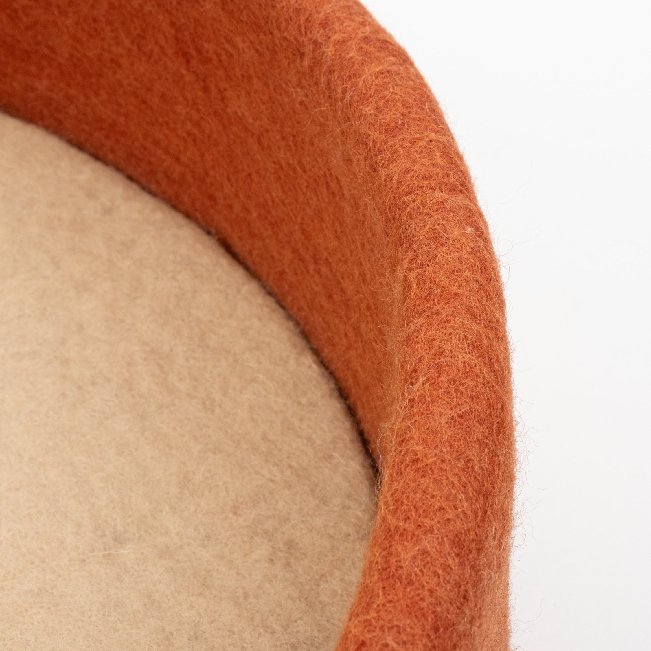 Lora – Panier pour Chat en Laine Feutrée