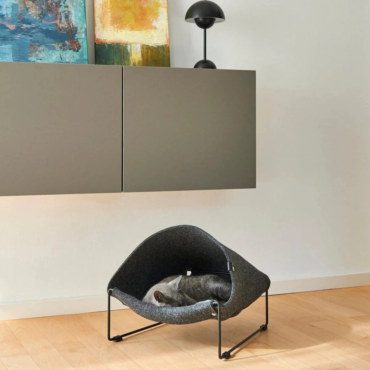 Abri pour chat en feutre gris et métal noir MiaCara