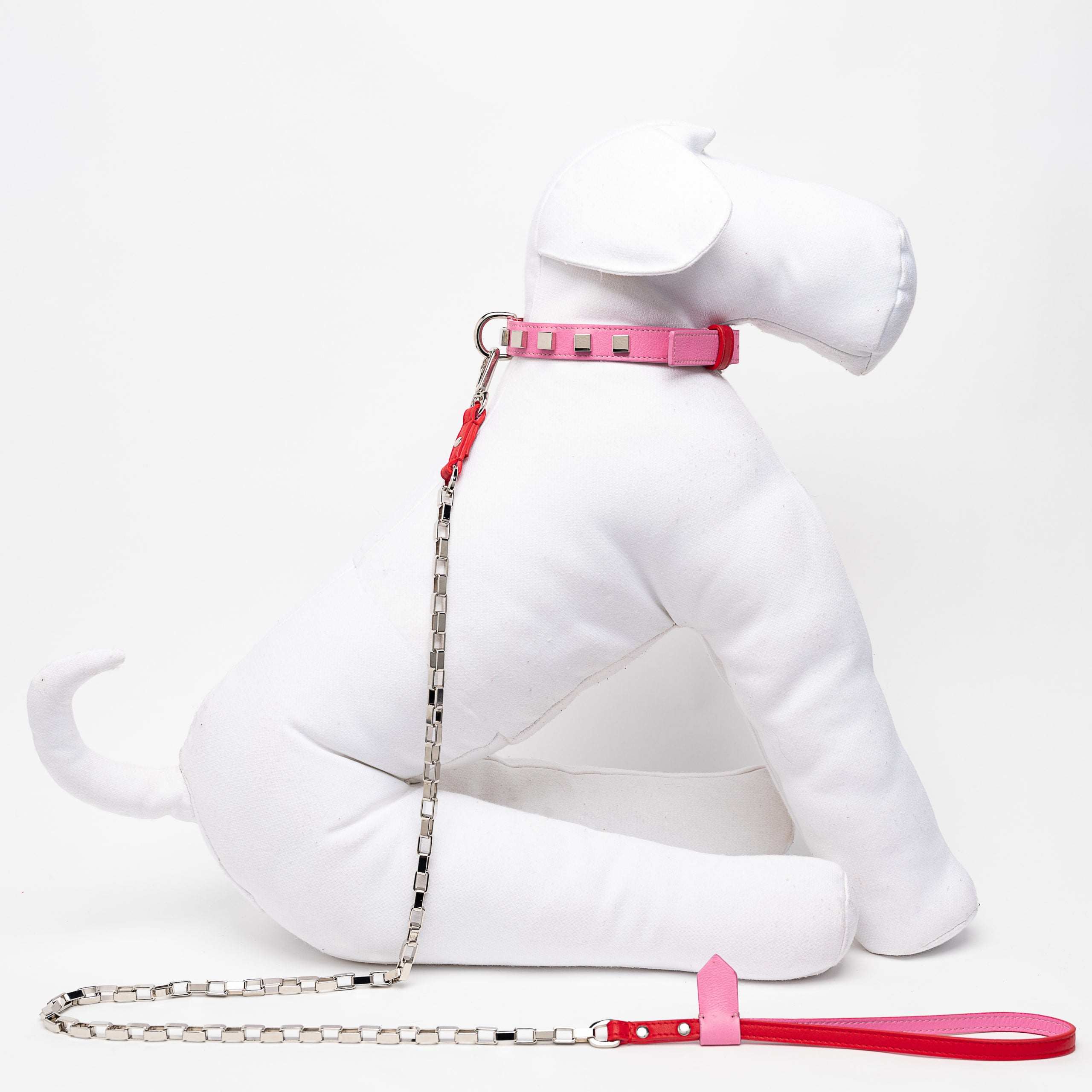 Collier chien cuir bicolore rose et rouge – détail clous métalliques